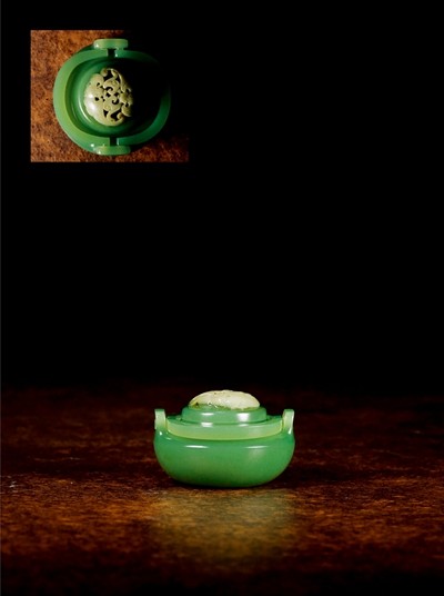 杨 光(b.1970)福双至 碧玉提梁炉 材质:俄碧 尺寸:35×54×54mm 说明:碧玉小壶灵巧,迎光而辉,提梁可活动,静放可分置两旁,实用可合并而举。炉身端正,不着纹饰,体现出碧玉青翠可人的美感。炉盖通透,琢如意蝙蝠一双,浮雕之下刻有小孔,焚香炉内,柔烟萦绕而上,犹如雨后山间云气,妖娆轻缈,别有一番韵味。 YANG GUANG (b. 1970) A SPINACH-GREEN JADE CENSER WITH LOOP HANDLES AND BAT PATTERNS Russian spinach-green jade RMB: 60,000―80,000 估价(RMB): 60,000―80,000 成交价(RMB):92,000(含佣金) 杨 光(b.1970)福双至 碧玉提梁炉 材质:俄碧 尺寸:35×54×54mm 说明:碧玉小壶灵巧,迎光而辉,提梁可活动,静放可分置两旁,实用可合并而举。炉身端正,不着纹饰,体现出碧玉青翠可人的美感。炉盖通透,琢如意蝙蝠一双,浮雕之下刻有小孔,焚香炉内,柔烟萦绕而上,犹如雨后山间云气,妖娆轻缈,别有一番韵味。 YANG GUANG (b. 1970) A SPINACH-GREEN JADE CENSER WITH LOOP HANDLES AND BAT PATTERNS Russian spinach-green jade RMB: 60,000―80,000 估价(RMB): 60,000―80,000 成交价(RMB):92,000(含佣金)
